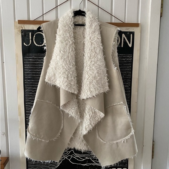 Altar'd State Jackets & Blazers - Altered Stare suede-Sherpa Vest Sz med